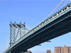 Im Brooklyn Bridge Park läßt sich ein frischvermähltes Paar vor der Silhouette Manhattans photographieren. Auf der Manhattan Bridge nähert sich eine U-Bahn. Ein sonniger, kalter Tag, am Ufer des East Rivers liegt noch Schnee.<br/>New York, Brooklyn, Februar 2011.<br/><br/>01:21 min