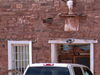 Der im traditionellen Adobe-Stil gebaute Handelsposten Hubble auf der Strecke von Ganado zum Hopi-Reservat First and Second Mesa regelt seit 1876 die Handelsbeziehungen zwischen den Weißen und den Navajo, Hopi und Zuni-Indianern.<br/>Hubbell Trading Post, Ganado, Arizona. Oktober 2009.<br/><br/>00:38 min