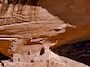 Die Häuser der Anasazi, die bis zum 14. Jahrhundert im Canyon lebten, sind direkt unter die Felsüberhänge gebaut. Heute sind es Navajos, die am Boden des Canyons Ackerbau und Viehzucht betreiben. Das Echo wurde früher als Mittel benutzt, um Warnungen vor Angreifern durch die ganze Schlucht zu schicken.<br/>Canyon de Chelley, Navajo Nation, Arizona.<br/>Oktober 2009.<br/><br/>0:28 min